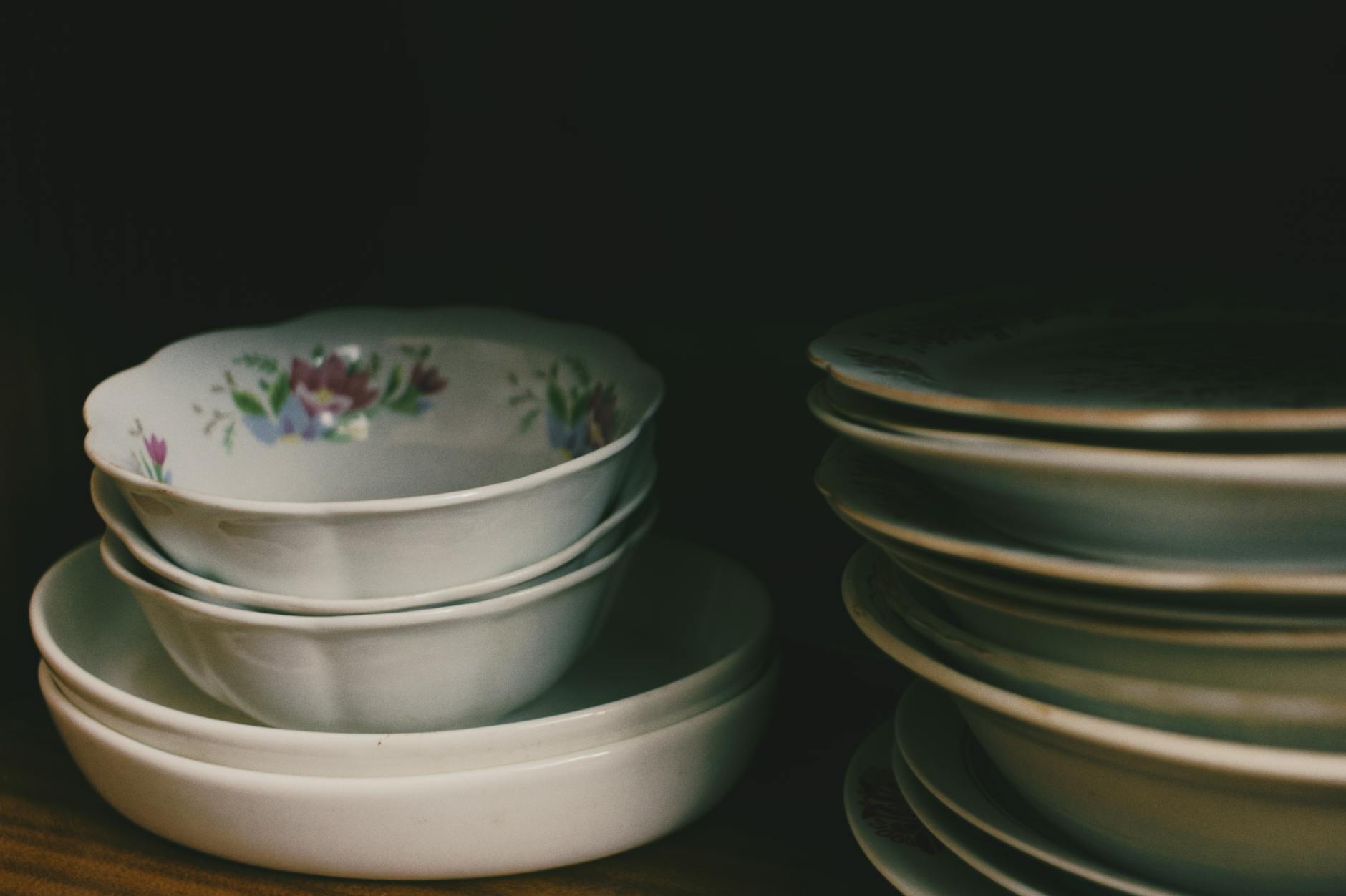 Dinnerware That Balances Style and Practicality for Everyday Meals in a comfortable everyday home