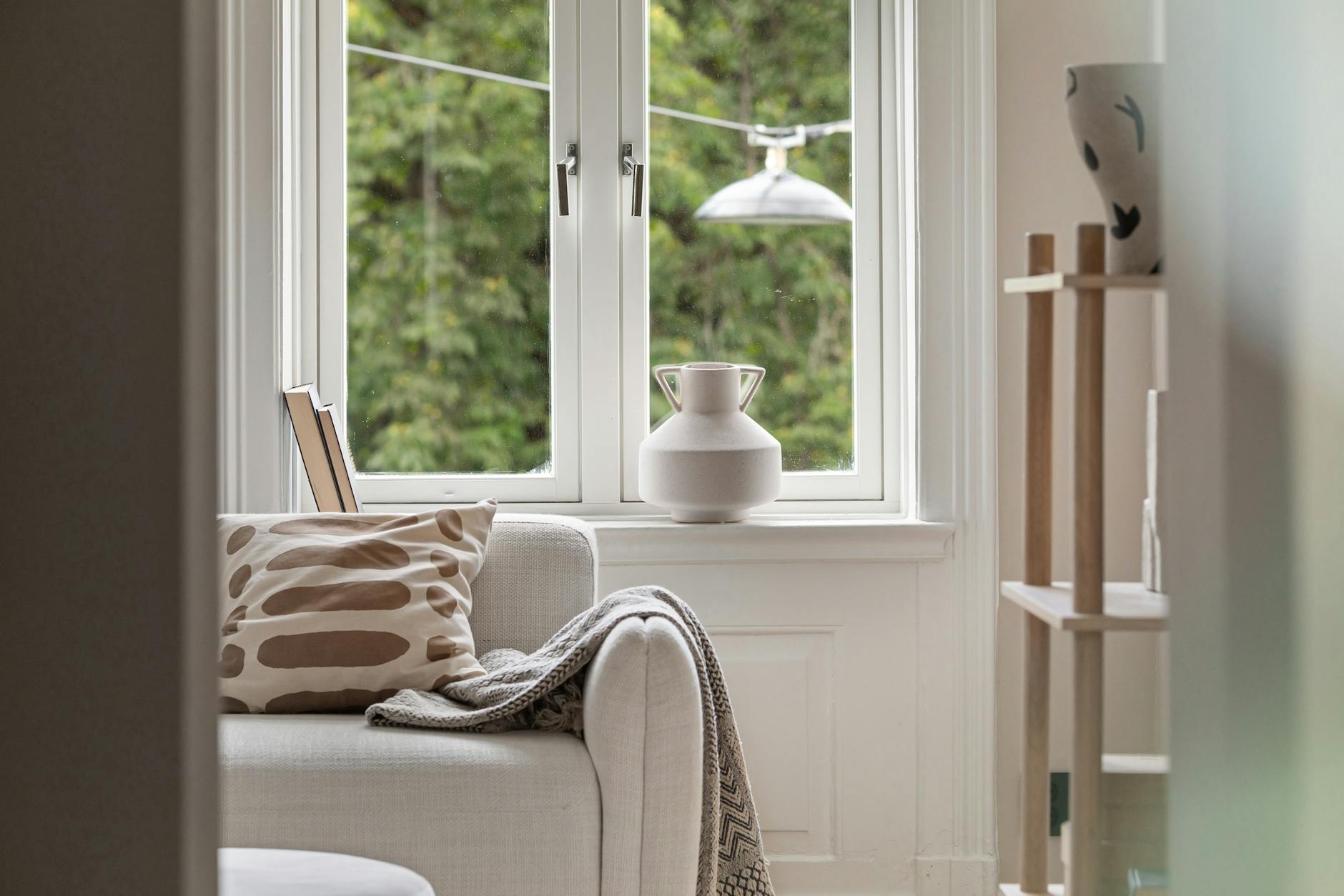 How to Keep Drinks Ready Without Cluttering Your Space in a comfortable everyday home
