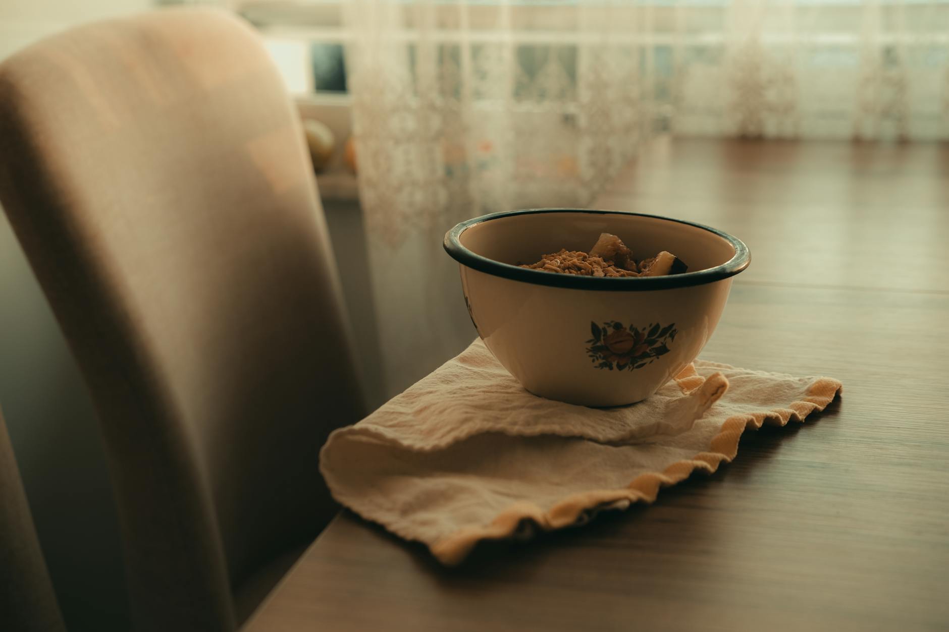 How to Keep Your Kitchen Organized with the Right Food Storage Solutions in a comfortable everyday home